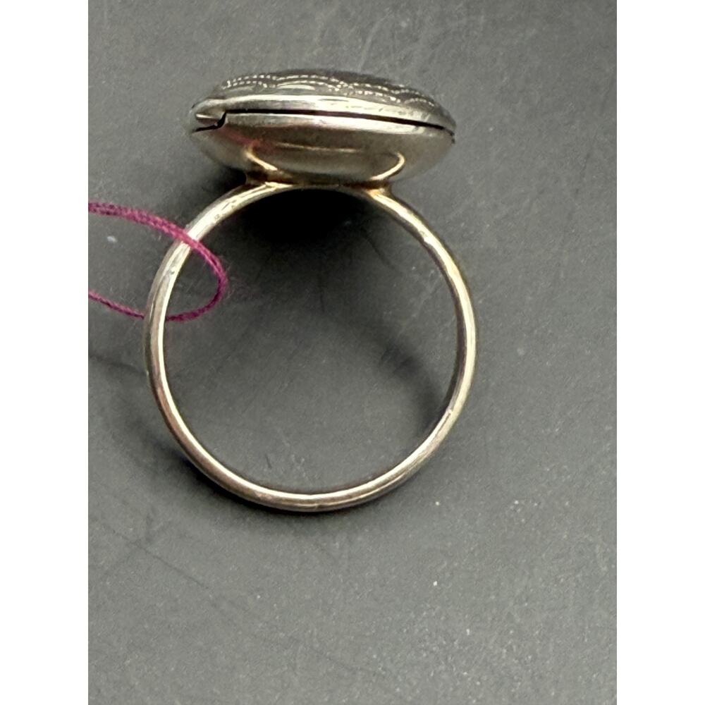 Vintage "New" Sterling Silver Etched Locket Ring Size 9 - Picture 4 of 4